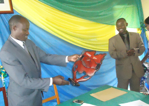 Umuyobozi w'akarere yahawe impano yuko ari umuyobozi mwiza.