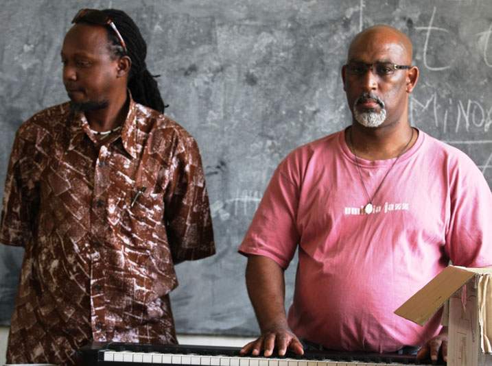 Murigande (ufite imisatsi miremire) hamwe n'Umunyamerika waje kwigisha musika ku Nyundo.