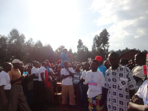 Musaniwabo Beatrice ari kwamamaza umuryango FPR kubera ko ngo niyo akesha ko abana be biga.