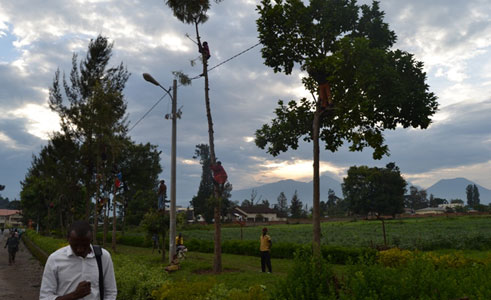 Abana bamwe bari bafashe ibiti bareberamo umupira hakiri kare