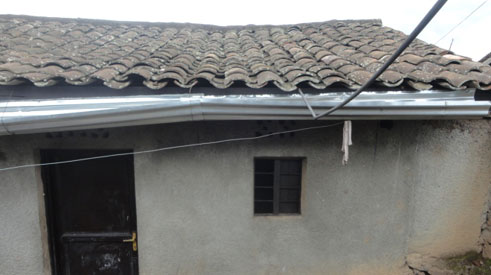 Kugira ngo bagere aho nyakwigendera yari aryamye, babanje gusakambura aya mategura