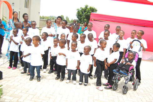 Bamwe mu bana bagiye kujya baba muri ino nzu.