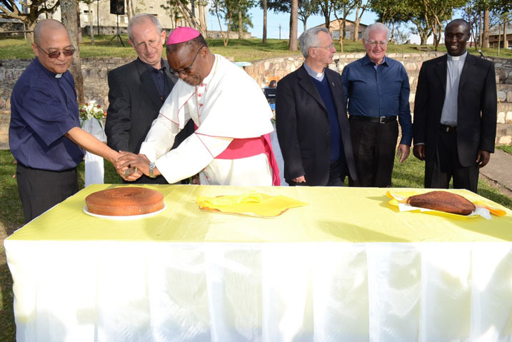 Musenyeri Filipo Rukamba akata umugati w'isabukuru y'umyaka 25 ikigo St Antoine kimaze.