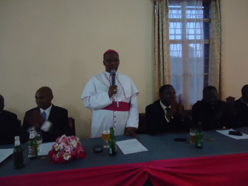 Musenyeri Filipo Rukamba yemereye korari Ijuru inkunga ku bijyanye no gushyiraho aho abantu babishaka bamenyera umuziki.