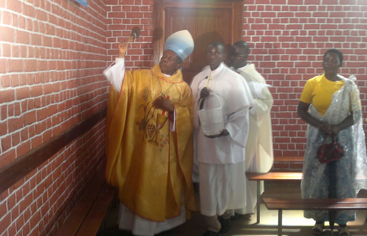 Musenyeri Harolimana Vincent aha umugisha Kiliziya ya Butete.