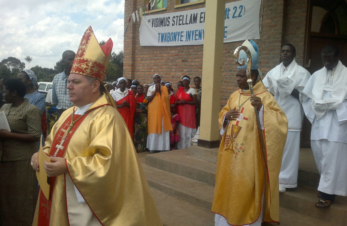 Musenyeri Harolimana Vincent imbere ye hari intumwa ya Papa mu Rwanda.