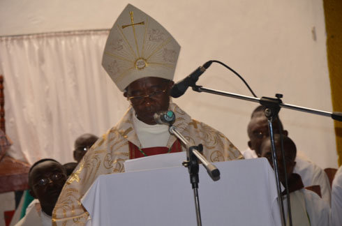 Musenyeri Jean Damascene Bimenyimana umushumba wa diyosezi ya Cyangugu asaba abantu gusengera amahoro.