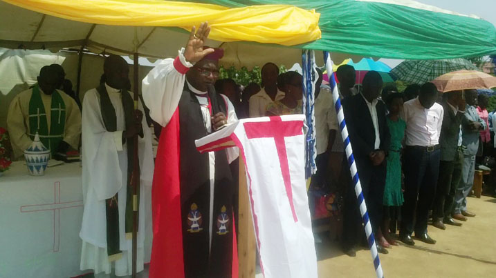 Musenyeri Kalimba Jeredi yasabiye umugisha, abanyeshuri n'abarangije ku kigo cya Saint Peter.