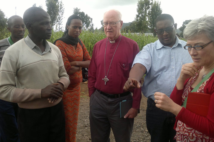 Musenyeri Lord George Leonard Carey asobanurirwa uko bakora ndetse n'uko batera imigina y'ibihumyo.