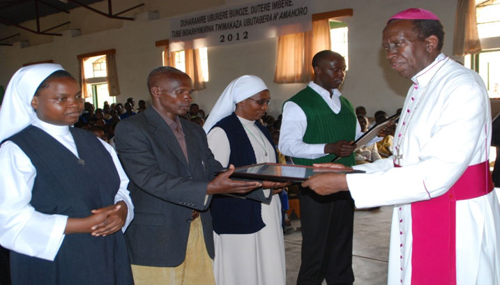 Musenyeri Simaragidi Mbonyintege, ashyikiriza ibihembo amashuri yitwaye neza mu bizamini bya Leta 2012.