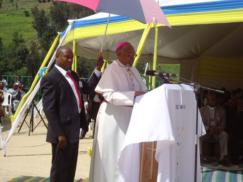 Musenyeri wa Diyoseze ya Nyundo ari nayo iyi paruwasi irimo,yashimye Perezida wa Repubulika ku nkunga adahwema kubatera anasaba abakristo gushikama mu kwemera.