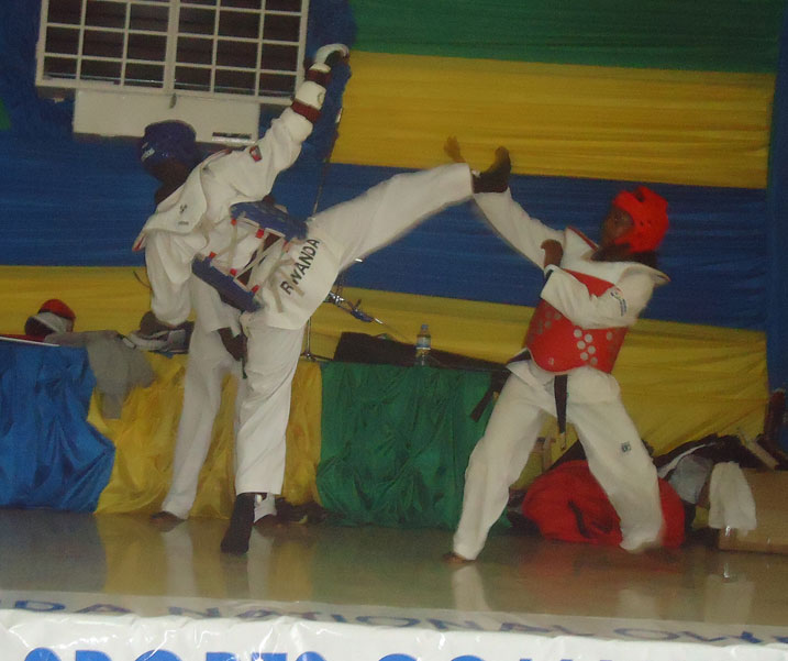 Mushambakazi (wambaye umutuku) akina Taekwondo ku rwego rwo guhangana n