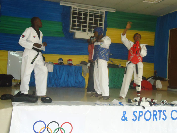 Mushambakazi yerekana umukino wa taekwondo afatanyije n'abahungu.