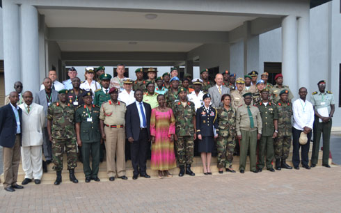 Minisitiri Mushikiwabo afata ifoto y'urwibutso hamwe n'abasirikare bahagarariye ibihugu byabo mu muryango w'ubumwe bw'Afurika.