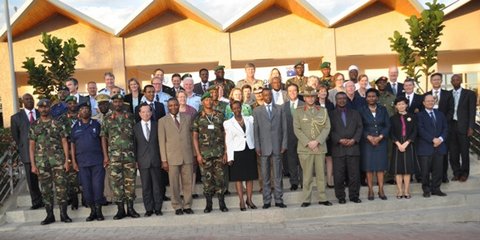 Abitabiriye amahugurwa bafashe ifoto y