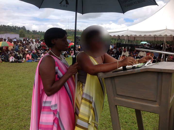 Uwimana (imbere) atanga ubuhamya bw'ubuzima yabayemo muri Jenoside yakorewe Abatutsi.