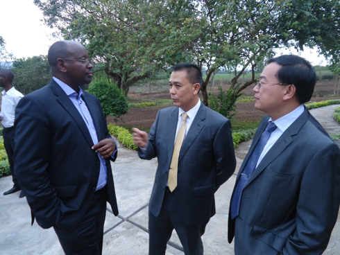 Minisitiri Musoni aganira n