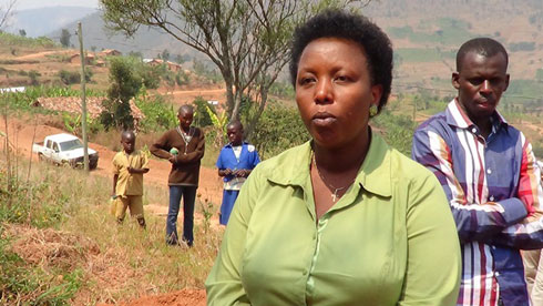 Umuyobozi w'akarere ka Muhanga, Mutakwasuku Yvonne, arihanangiriza abatesha umutwe Nyirakamana.