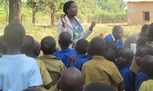 Umuhuzabikorwa wa Right To Play mu karere ka Bugesera, Mutamba akangurira abanyeshuri kwirinda indwara zituruka ku mwanda.