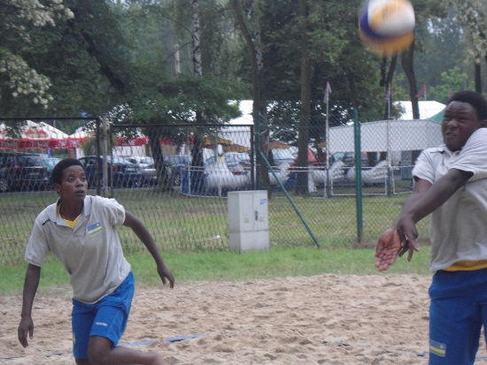 Mutatsimpundu Denyse na Nzayisenga Charlotte mu myitozo.