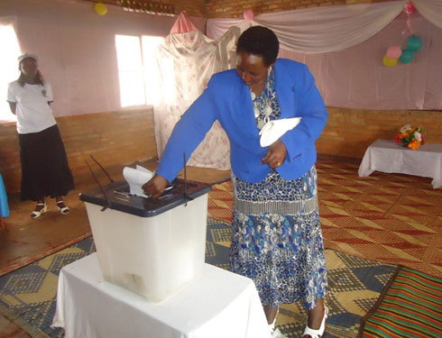 Mutesi Anita amaze gutora.