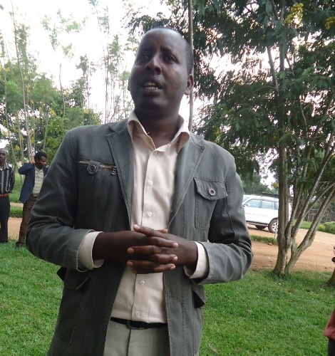  Jean de Dieu Muyengeza, umunyamabanga nshingwabikorwa w'umurenge wa Kamabuye, asobanura ikibazo cy'inka zikomeza kwinjira mu Rwanda ku bwinshi.