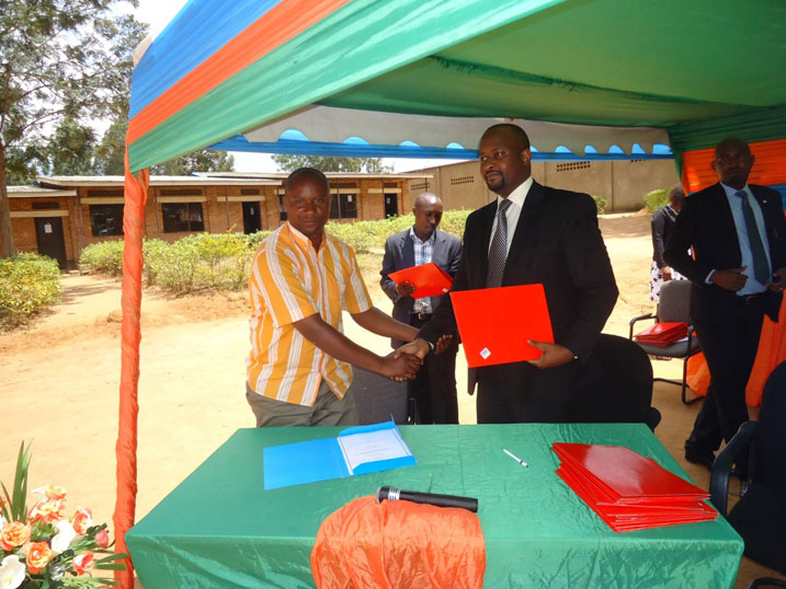 Muyenzi Willson umuyobozi w'umushinga SDF asinyana amasezerano n'umuyobozi w'ikigo.