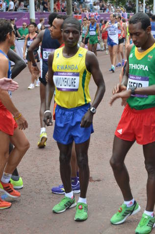 Mvuyekure mbere yo gusiganwa muri marathon i Londres.