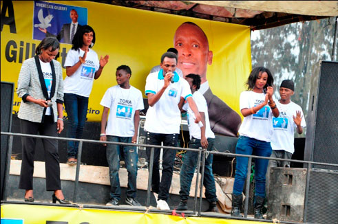 Itsinda ry'abamamaza kandida-depite Mwenedata Gilbert.