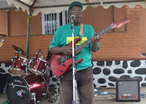 Mwitenawe yamenyekanye mu Rwanda kubera indirimbo ye yitwa Wimfatanya n'Akazi.