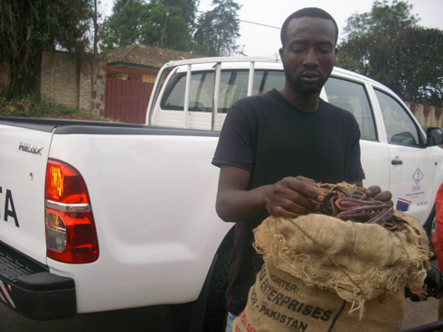 Mwizerwa Fulgence ubwo yari ategerejwe kugezwa mu maboko ya polisi ya Busasamana. 