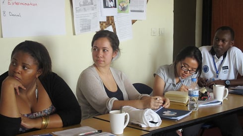 Yuki Davis (uri hagati) yiyemeje kubera u Rwanda umuvugizii