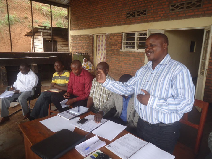 Ndacyayisenga Jean Damascene, umukozi wa RCA mu Ntara y'uburengerazuba asobanura uko umutungo wa UKOPEKERU ucunzwe.