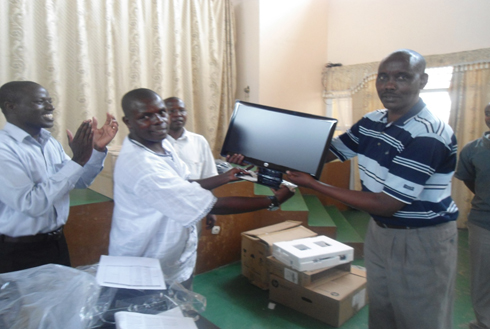 Abahagarariye akarere bashyikirizwa mudasobwa zo kunoza no gushyingura imibare. Photo/Leonard Nshimiyimana.