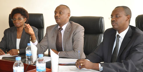 Umushinjacyaha mukuru (hagati) yasobanuye ko hari benshi mu bashinjwa kunyereza umutungo w