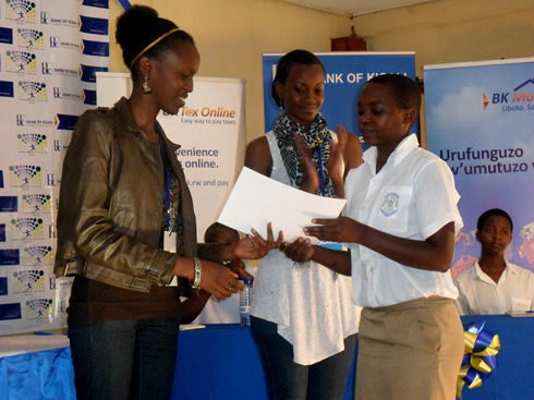 Miss KIST 2012 atanga igihembo ku batsinze amarushanwa.