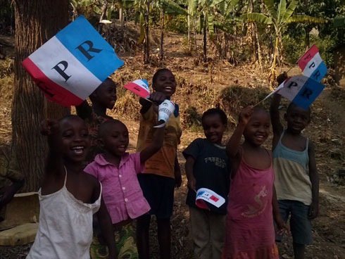 N'abana bato bari babukereye n'ibyishimo byinshi.