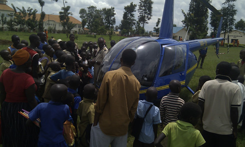 N'abantu bakuru baje kwihera ijisho.