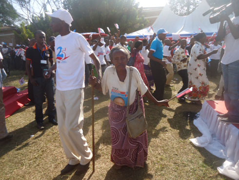 Nubwo atabasha kugenda yemye ntibyamubujije kujya mu bandi banyamuryango akabyina.