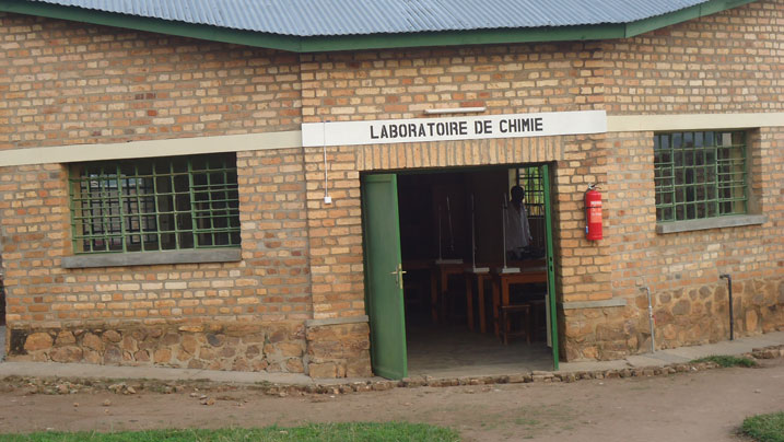 N'ubwo iyi nzu isanzwe yifashishwa nka laboratwari mu ishuri ryisumbuye rya Kiruhura, ni iyo kwifashisha si inzu ikwiye.