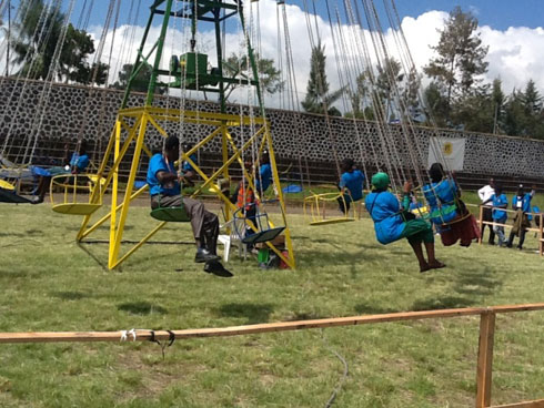 Nubwo uyu mwicundo wagenewe abana, n'abantu bakuru bari kuwuryaho umunyenga bikabashimisha.