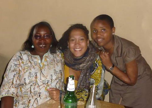 Nadja Huempfer hagati ya mukase Kantarama Anastasie na murumuna we.