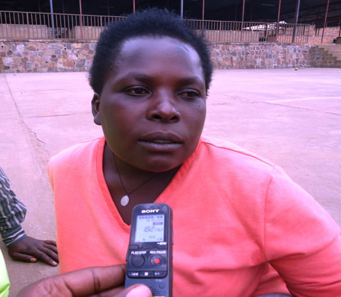 Nakure agira inama bagenzi be yo kwihangira akazi.(Foto:L.Nshimiyimana)