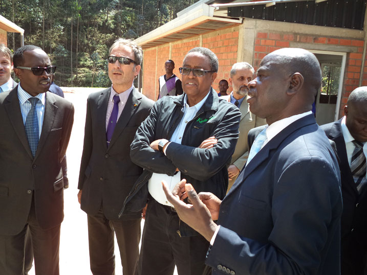 Ndabamenye Félicien, umukozi wa EWSA wakurikirana iyubakwa ry'urugomero asobanurira Min Prof Lwakabamba, Ambasaderi w'ububiligi Marc Pacsteen na Guverineri w'intara y'amajyepfo Munyantwali Alphonse.