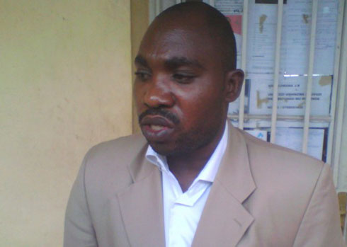 Ndagijimana Narcisse yizeza abari mu ihuriro UNICOPAV ko umusaruro w'ubuki bafite ugiye gushakirwa isoko.