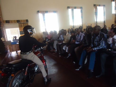 Ndaruhutse amurikira abandi banyamabanga nshingwabikorwa moto bamuhaye.