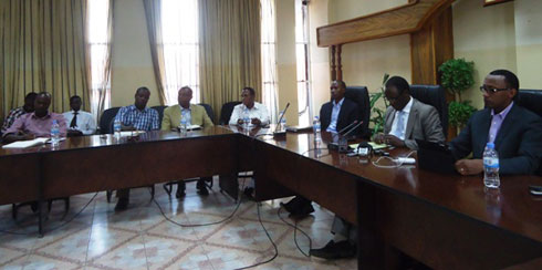 Ubuyobozi bw'umujyi wa Kigali, RURA n'abahagarariye amakoperative atwara abagenzi, mu kiganiro n'abanyamakuru kuri uyu wa 12 kanama 2013.