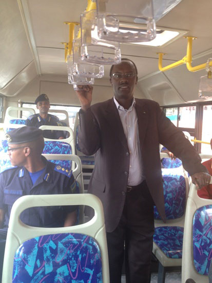 Ndayisaba ni umwe mu bagendeye muri imwe muri izi modoka yazengurutse umujyi mu rwego rwo kwirebera uko gahunda yo gutwara abagenzi ikorwa.