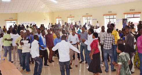 Urubyiruko rwitabiriye gahunda "Ndi Umunyarwanda" ubwo yaberega mu karere ka Rusizi. (Photo/ E. Musabwa).