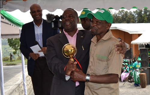 Nduhije Fabien yahawe igihembo nk